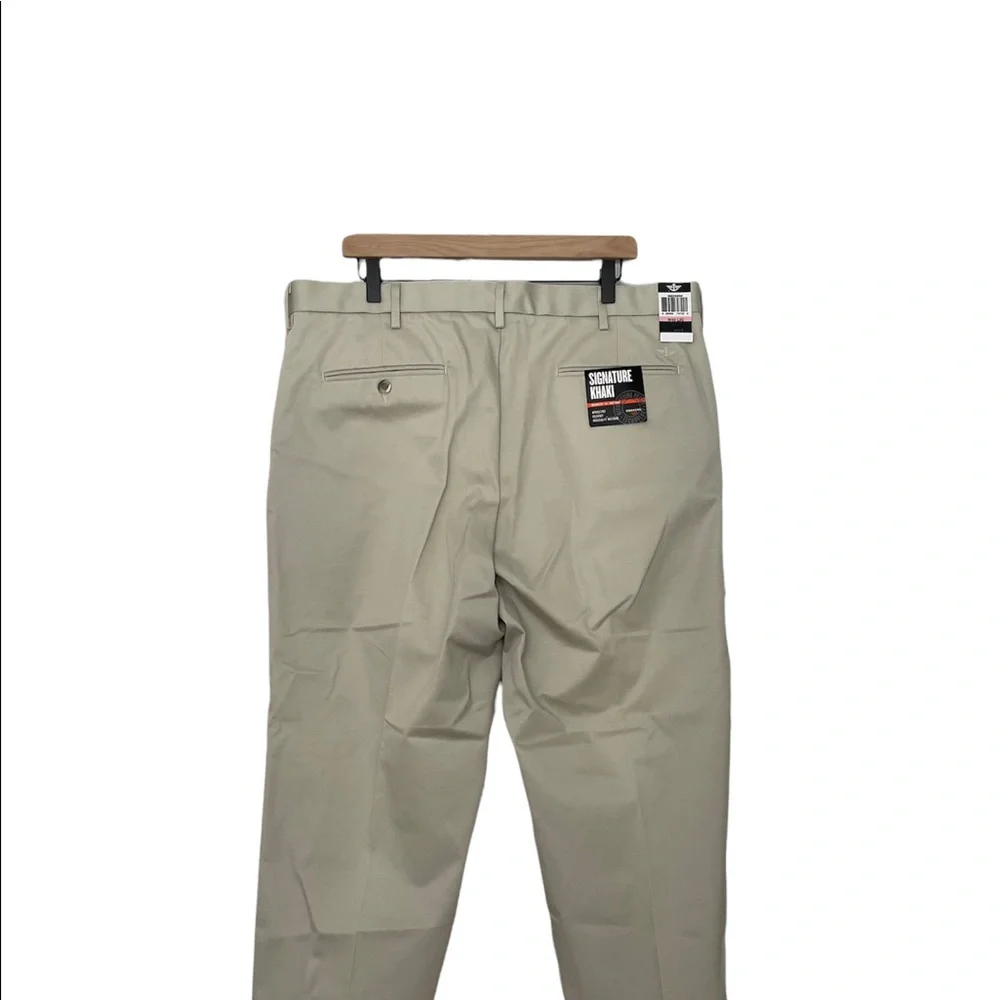 NWT mens Dockers Signature Khakis Relaxed Fit